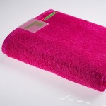 Хлопковое махровое полотенце Re:volution малиновое 70х130 см